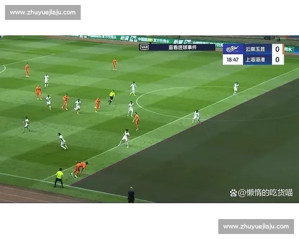 裁判风波引发争议 球迷声援与批评交织 影响赛事公正性与球员心态